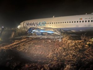 Al menos diez heridos al salirse de pista un avión en el aeropuerto de Dakar, que canceló vuelos