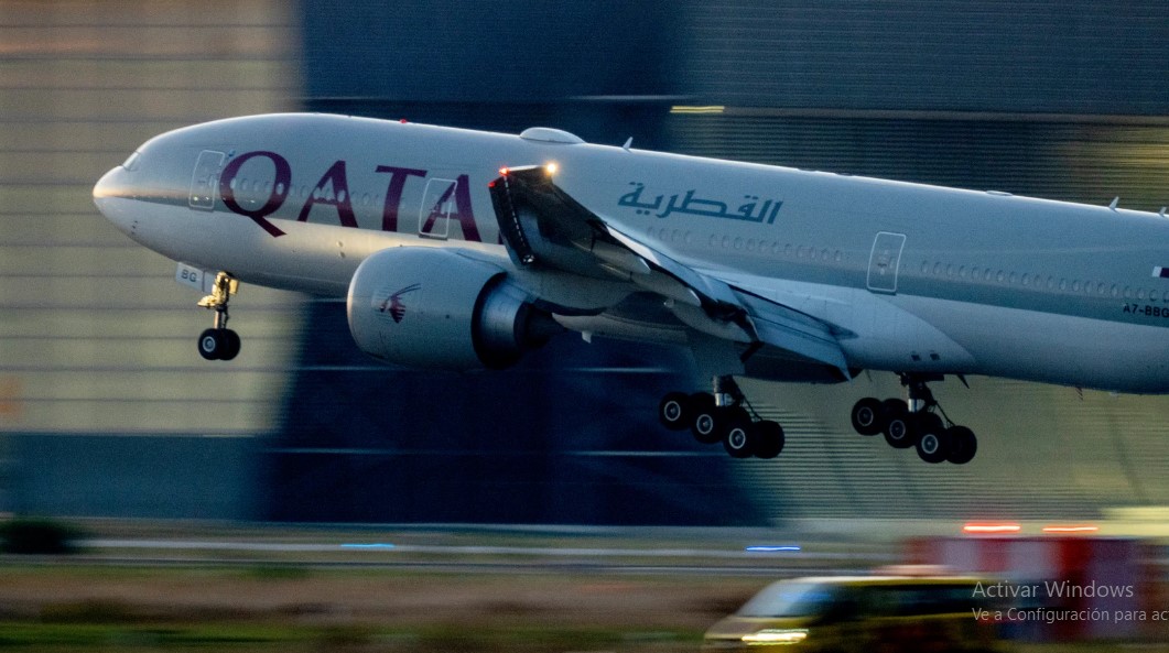 Al menos ocho pasajeros hospitalizados en Dublín por turbulencias en un vuelo procedente de Catar