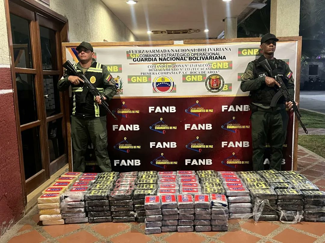 GNB halló 325 panelas de cocaína ocultas en 13 sacos en playa de Falcón (Fotos)