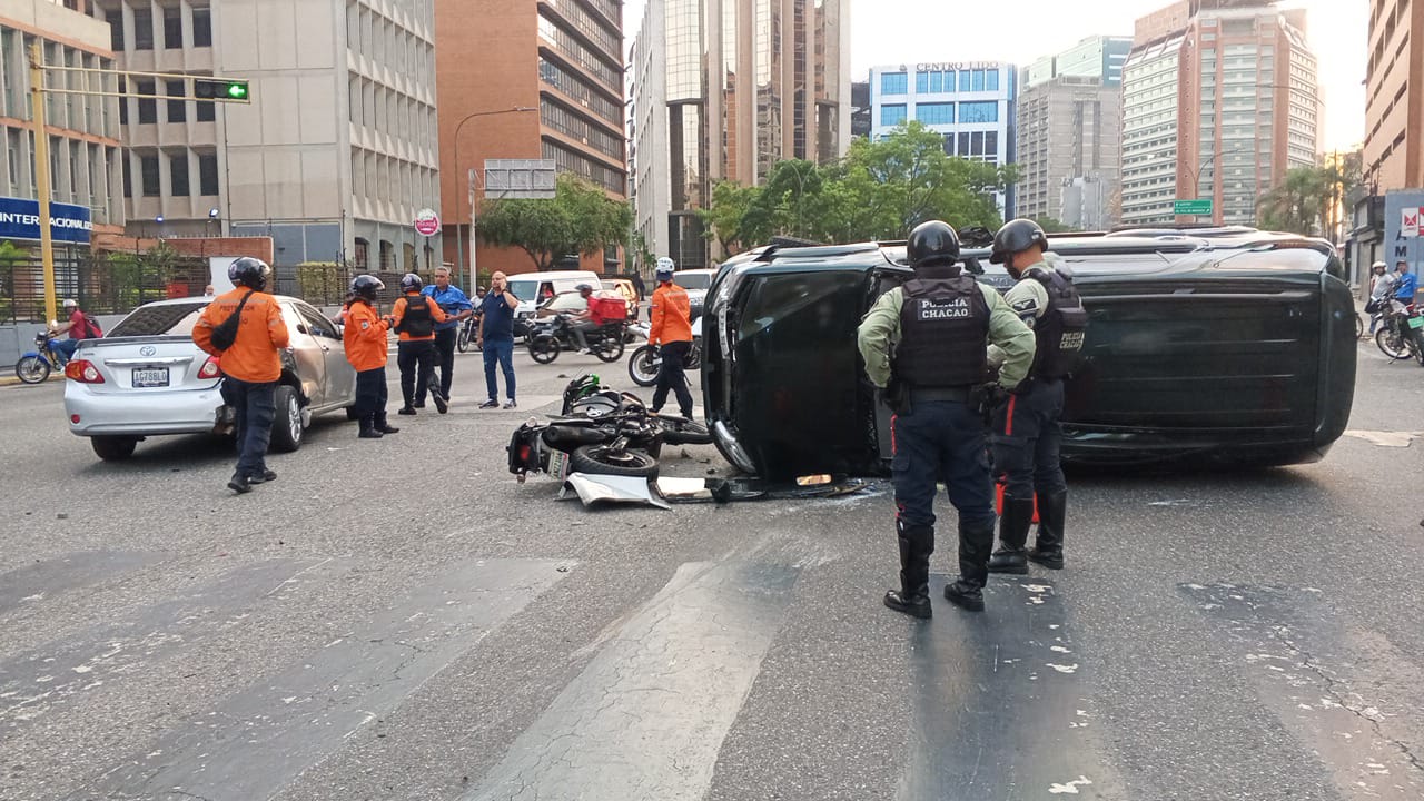 Tres lesionados dejó fuerte accidente frente a la Torre Exa en Chacao este #13May (VIDEO)