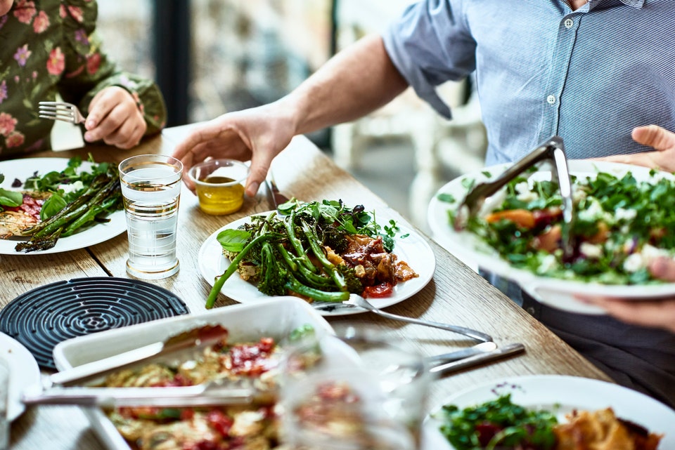 Cuatro cambios en tu dieta para mantener un cerebro inteligente y sano, según Harvard