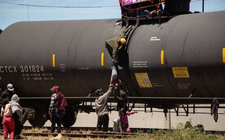 No solo es peligrosa, también le cobran a venezolanos por subirse a “La Bestia” para llegar a EEUU