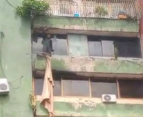 Angustia colectiva por un hombre que quedó atrapado en incendio en el edificio Llano Alto de Barinas