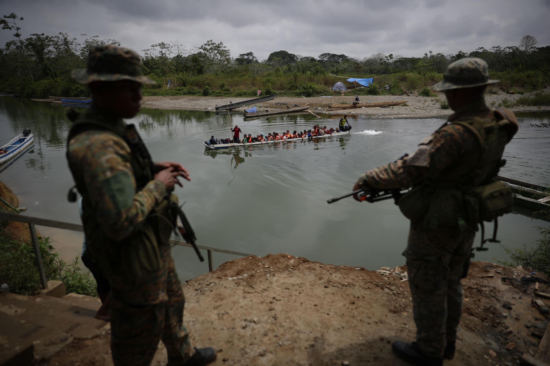 Panamá deporta al primer grupo de migrantes colombianos detenidos en el Darién bajo acuerdo con EEUU