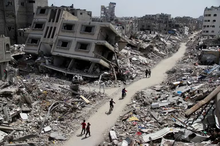 Avanzan las negociaciones para tregua y gobierno temporal en Gaza, según fuente palestina