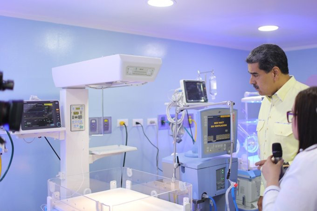 Maduro aprovechó su visita a Puerto Cabello para acordarse de la atención neonatal