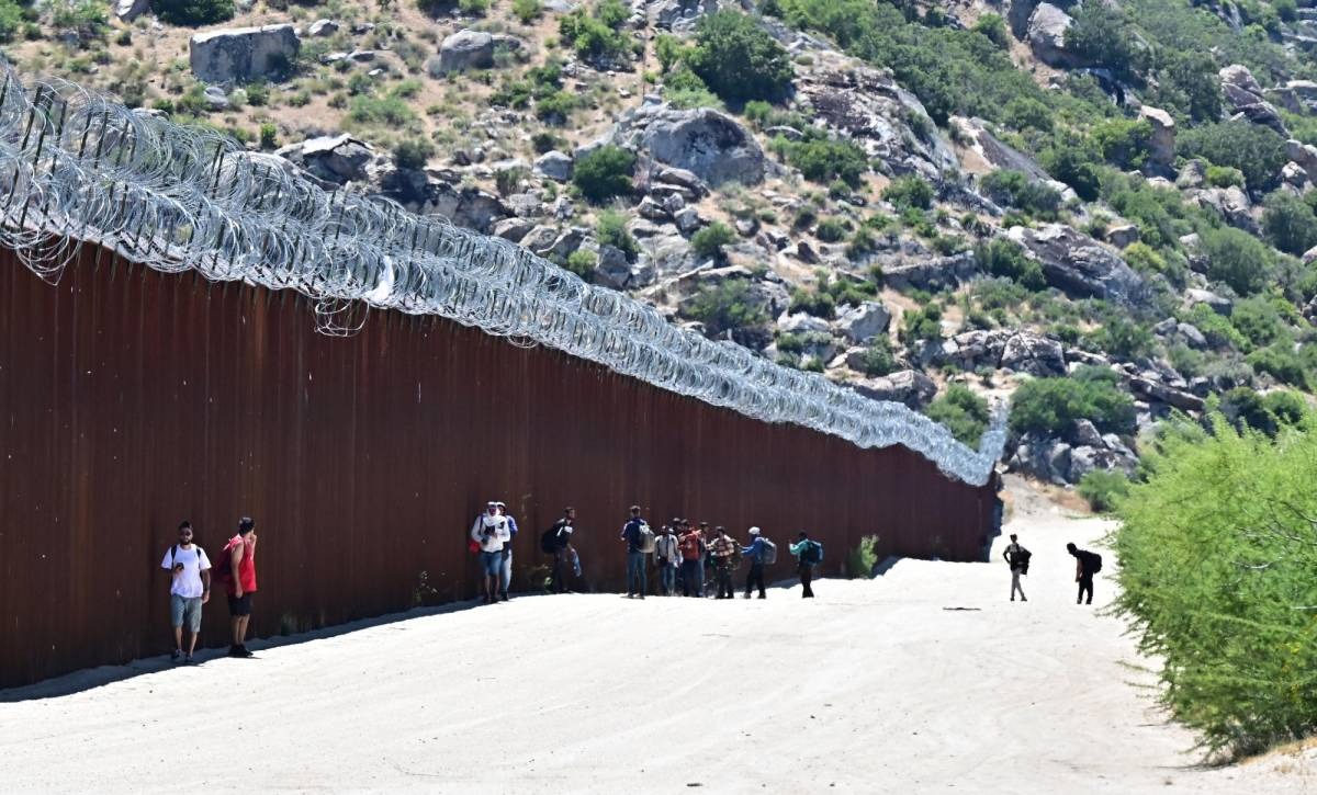 Orden que restringe el asilo divide a las autoridades fronterizas en Arizona