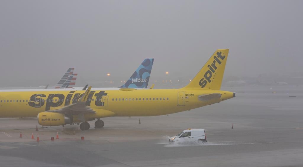 Las asombrosas imágenes de aeropuerto en Florida completamente inundado