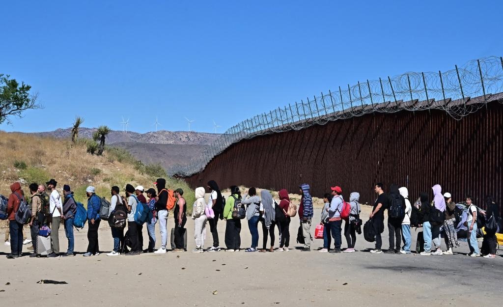 Patrulla Fronteriza puso a 10 mil inmigrantes bajo custodia: cuatro veces el límite de la nueva orden ejecutiva de Biden