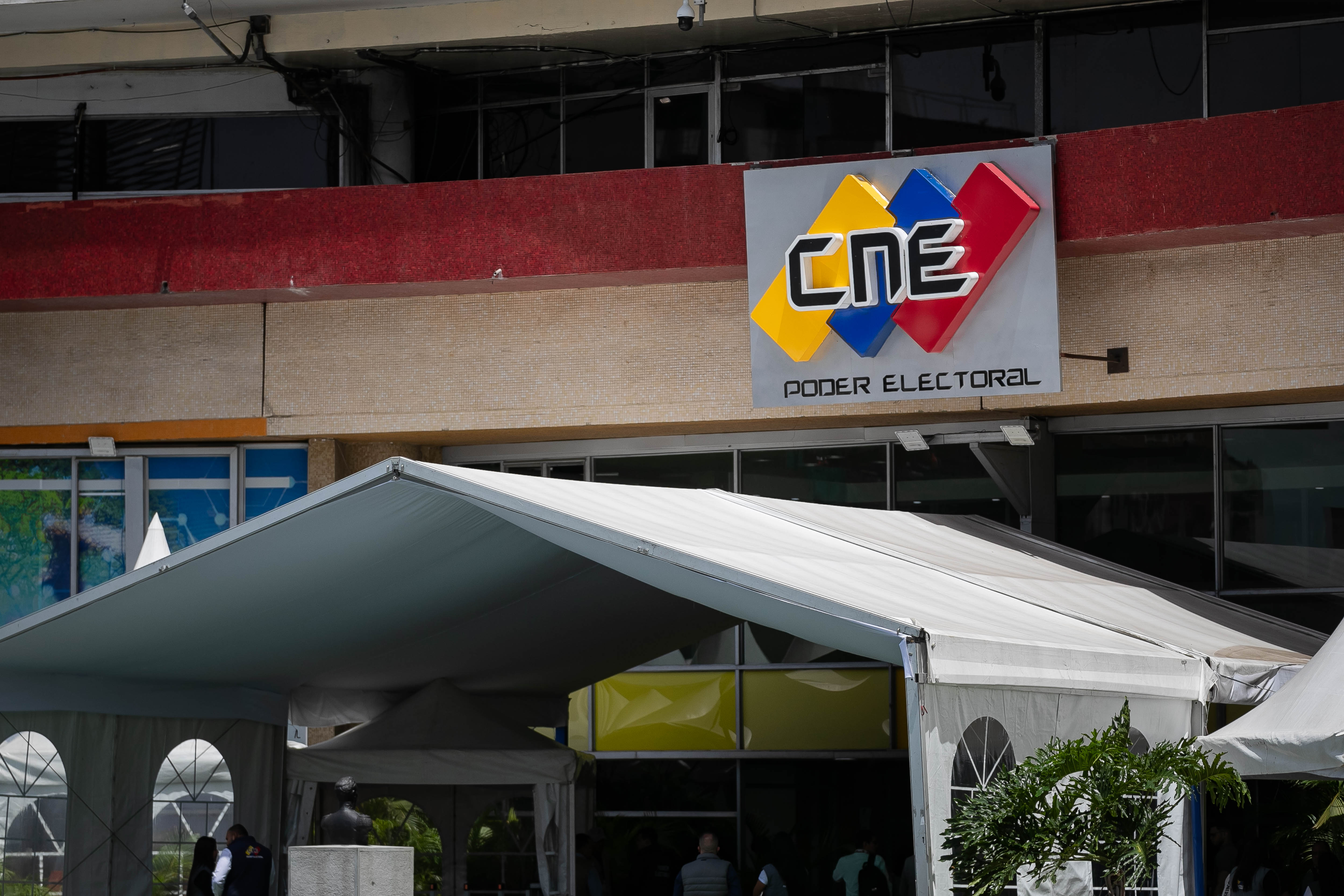 CNE hizo un “acto de magia” y desapareció las credenciales para instalar las mesas electorales