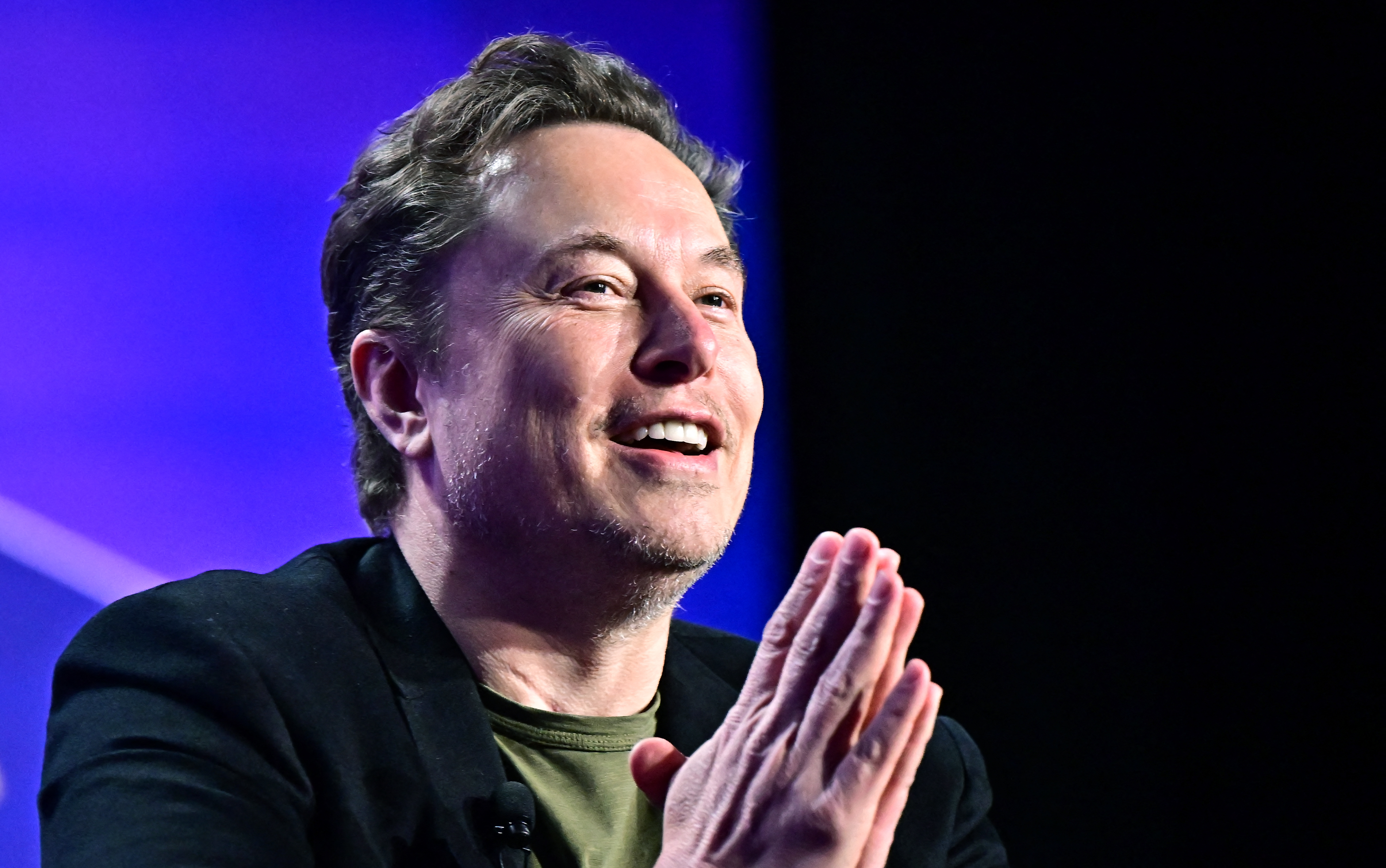 Elon Musk amenaza con prohibir los dispositivos Apple en sus empresas si incorporan esta app de IA