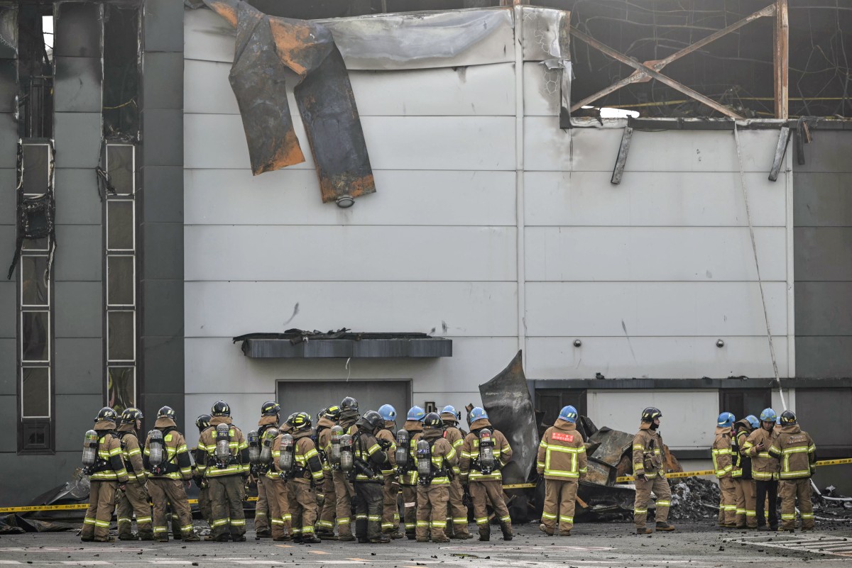 Hallan una veintena de cuerpos en la fábrica de baterías incendiada en Corea del Sur