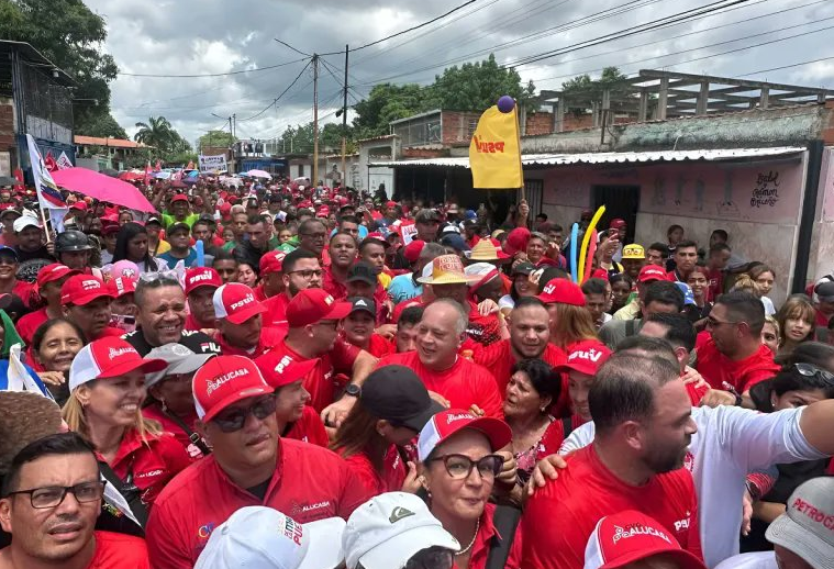Demoledor VIDEO: Diosdado Cabello se buscó la calle más estrecha de Valencia y ni así logró llenarla