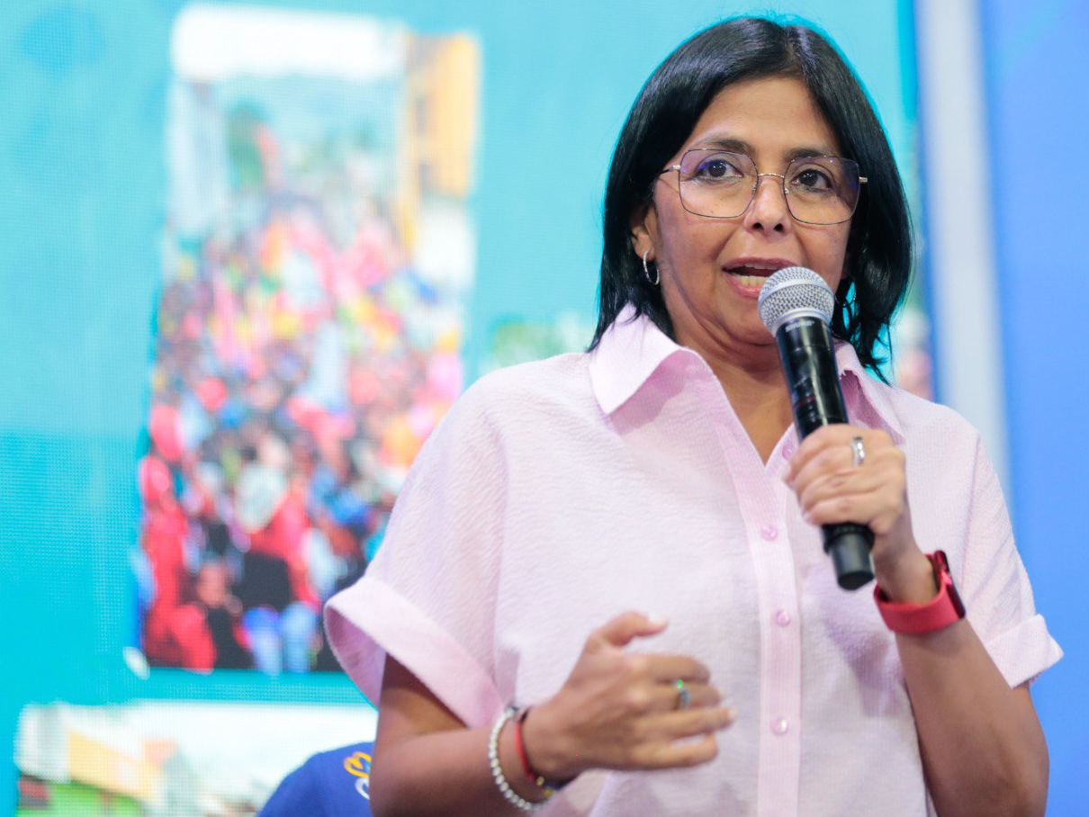 Delcy Rodríguez se enrabietó con el kirchnerismo por pedirle las actas al CNE