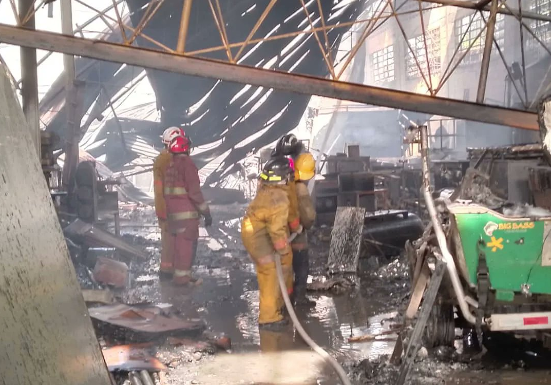 Bomberos controlaron incendio en una fábrica de acrílicos en Cúa