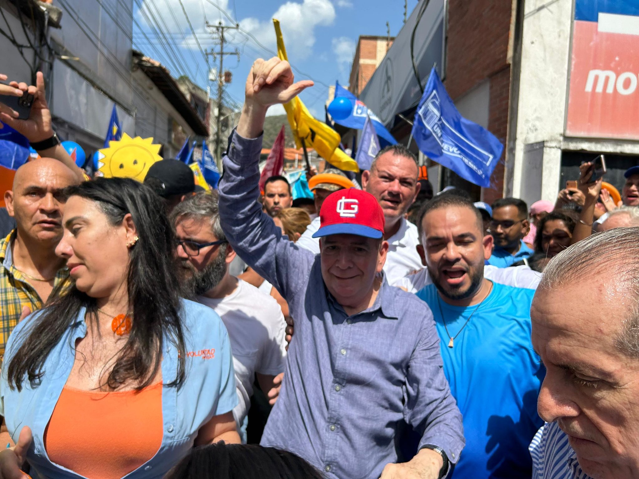 Edmundo González en su recorrido por Maiquetía hizo parada en comando de la GNB (VIDEO)