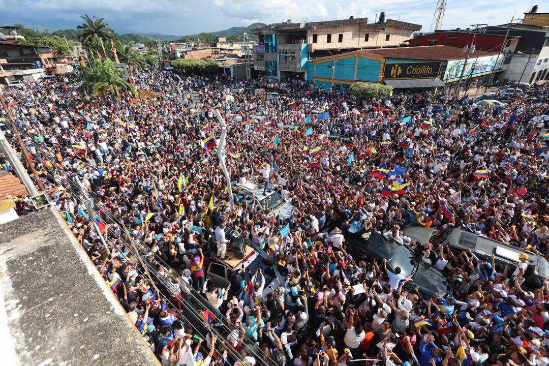 Impresionante VIDEO de María Corina Machado bajo la lluvia con un multitudinario apoyo en Táchira (VIDEO)