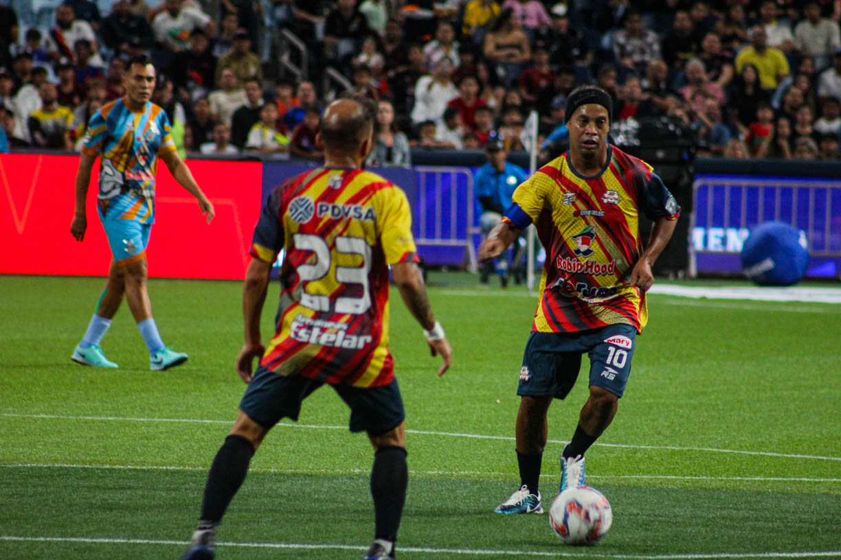 Las mejores FOTOS de Ronaldinho y su magia en un partido de fútbol en Caracas