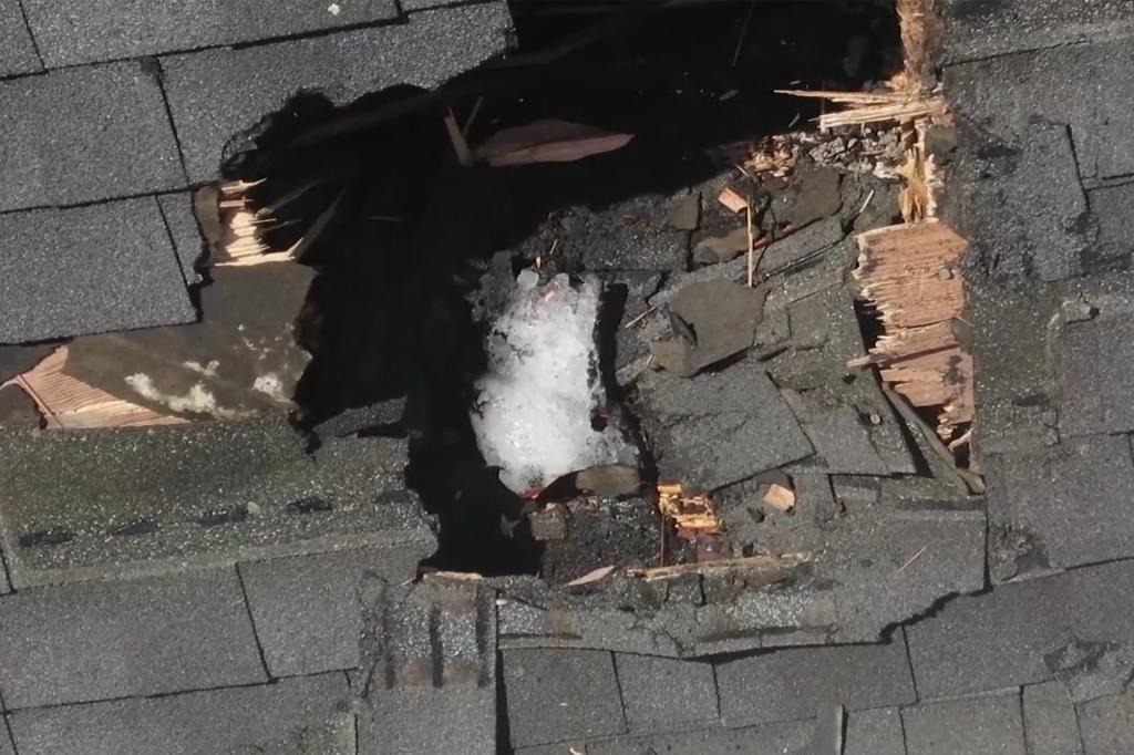 Familia casi muere aplastada en Nueva Jersey: Enorme trozo de hielo cayó desde avión y atravesó el techo de su casa (VIDEO)
