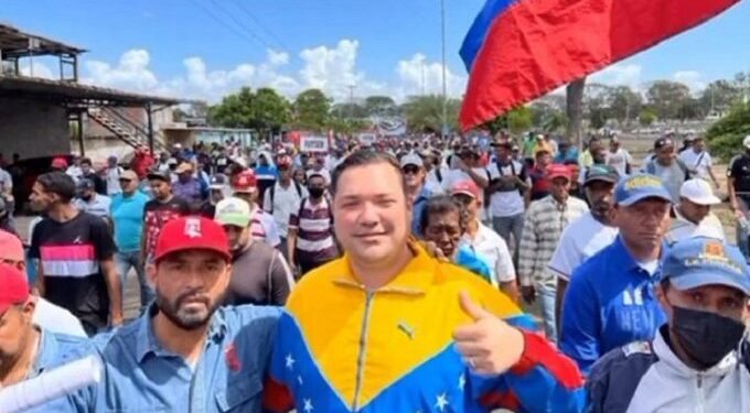 Liberan a los dirigentes sindicales de Guayana Leonardo Azócar y Josué Tremaria