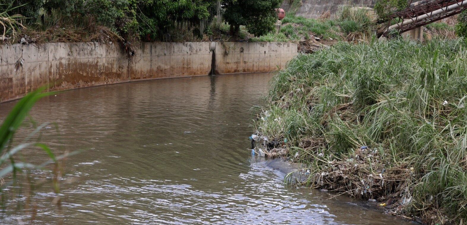 ¿Es posible sanear el Guaire, el río contaminado que atraviesa Caracas?