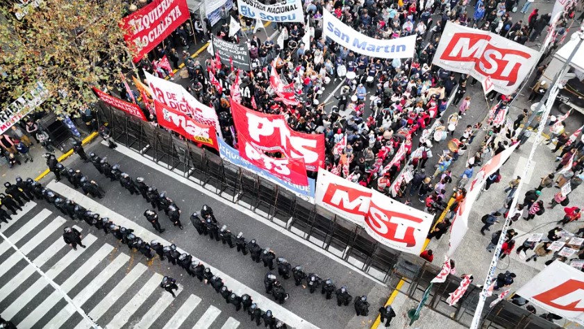 Tensión en el Congreso de Argentina: la policía desalojó a los manifestantes que protestan contra la Ley Bases