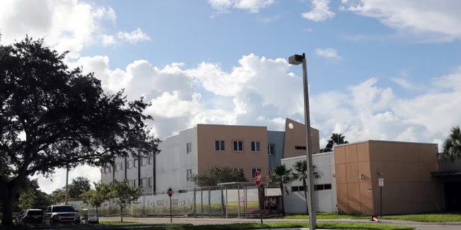 Familias de Parkland “respiran mejor” con demolición del edificio de la masacre escolar