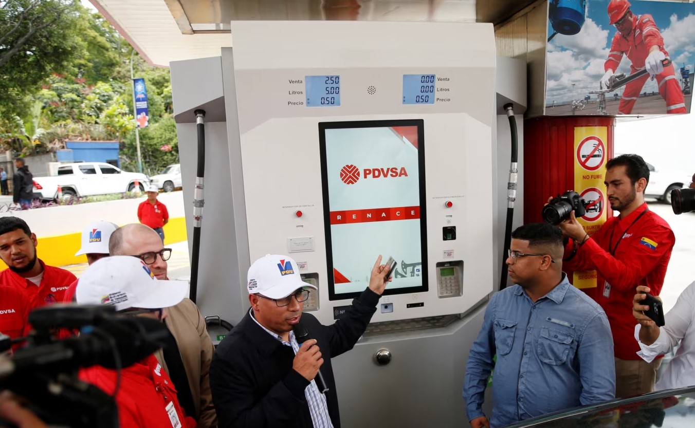 China echa una mano a Venezuela para transportar y vender mejor su gasolina