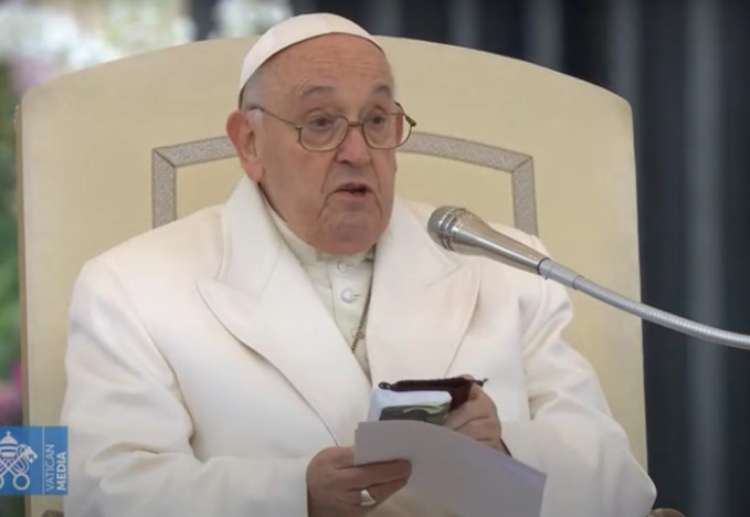 El papa Francisco tiene en su mesilla de noche un libro de Salmos de un soldado ucraniano muerto
