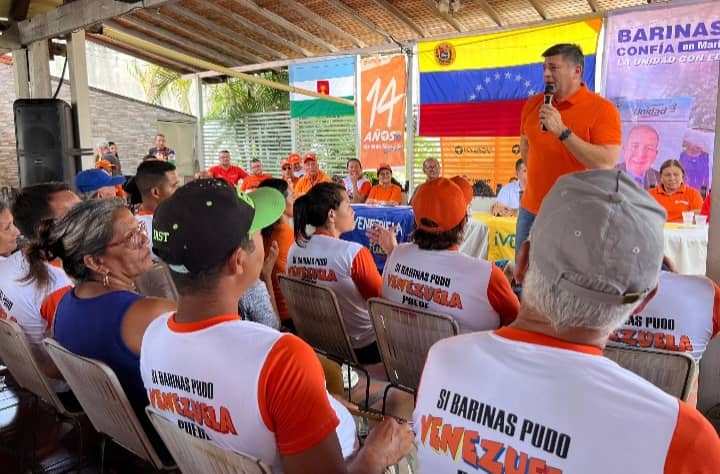 “Aquí nadie se detiene”: Freddy Superlano juramentó 16 nuevos comanditos en el municipio Barinas