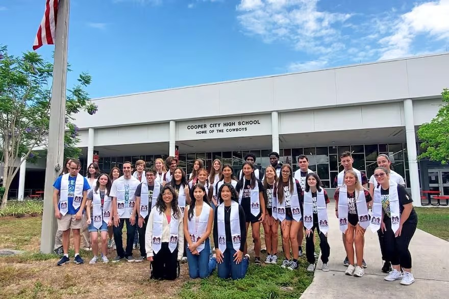 Inédito acto en Florida: se graduaron catorce gemelos y un par de trillizos de la misma clase