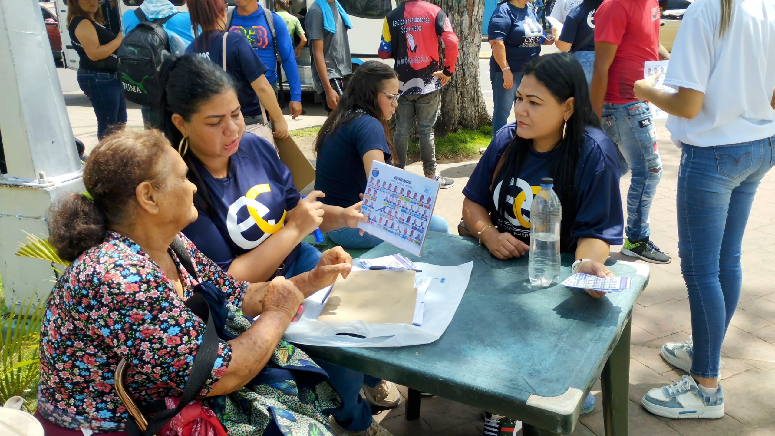 Jóvenes toman las plazas de Maturín para enseñar a votar por el candidato unitario de la oposición
