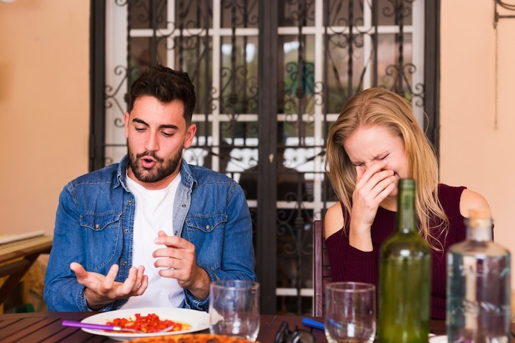 Fue a cenar con una mujer, el dueño del restaurante se sobrepasó con ella y todo terminó en escándalo (VIDEO)