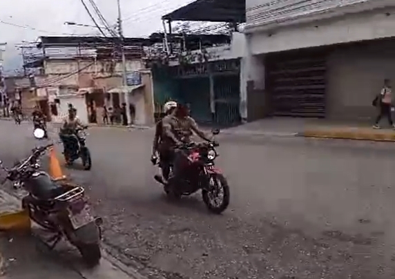 Moto piruetas sin frenos: nuevo “deporte” nacional se apoderó de las calles de Cúa (VIDEO)