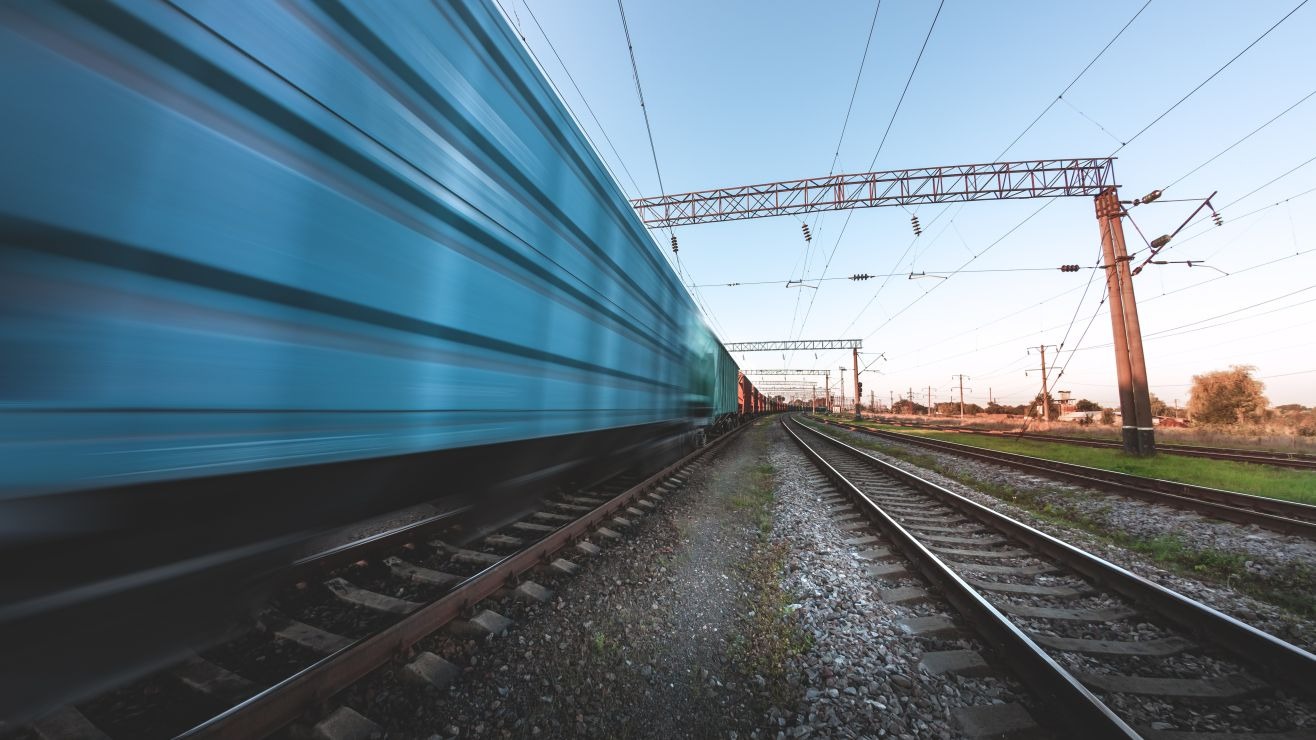 Tren de carga se descarriló en Illinois y desató alarma entre residentes por fuga de materiales peligrosos