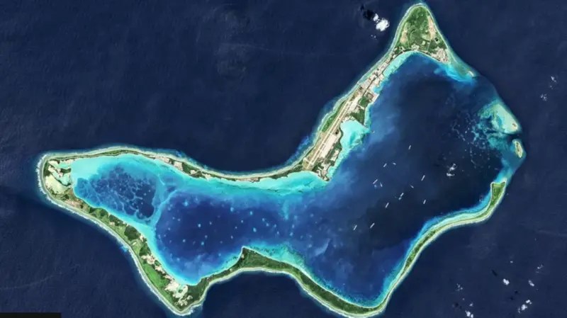 Diego García, la remota isla británica que alberga una base militar secreta de EEUU y se encuentra en el centro de una disputa migratoria