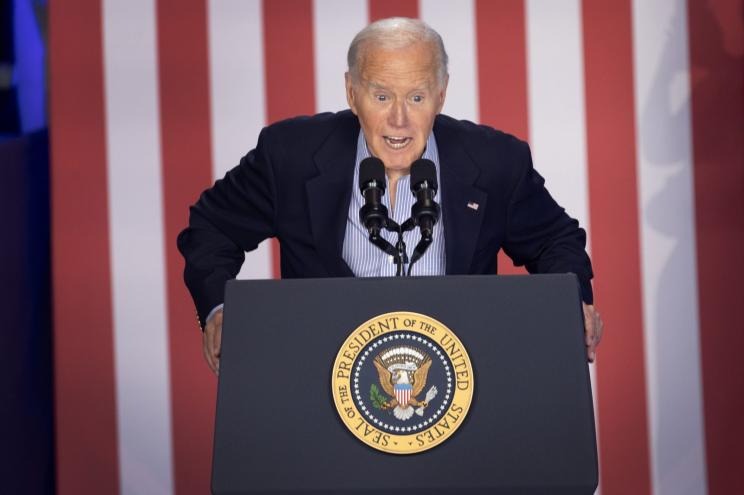 Biden le gana terreno a Trump en estados en disputa pese al desastroso debate, según sondeo