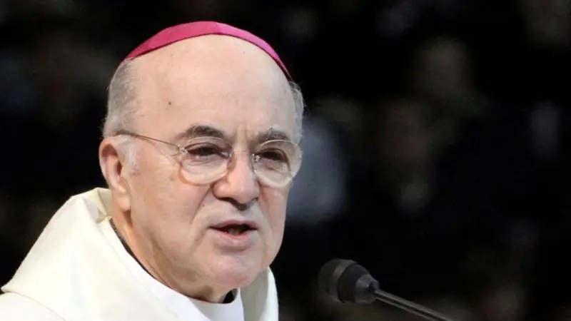 Quién es Carlo Maria Viganò, el arzobispo crítico con el papa Francisco que fue excomulgado por el Vaticano