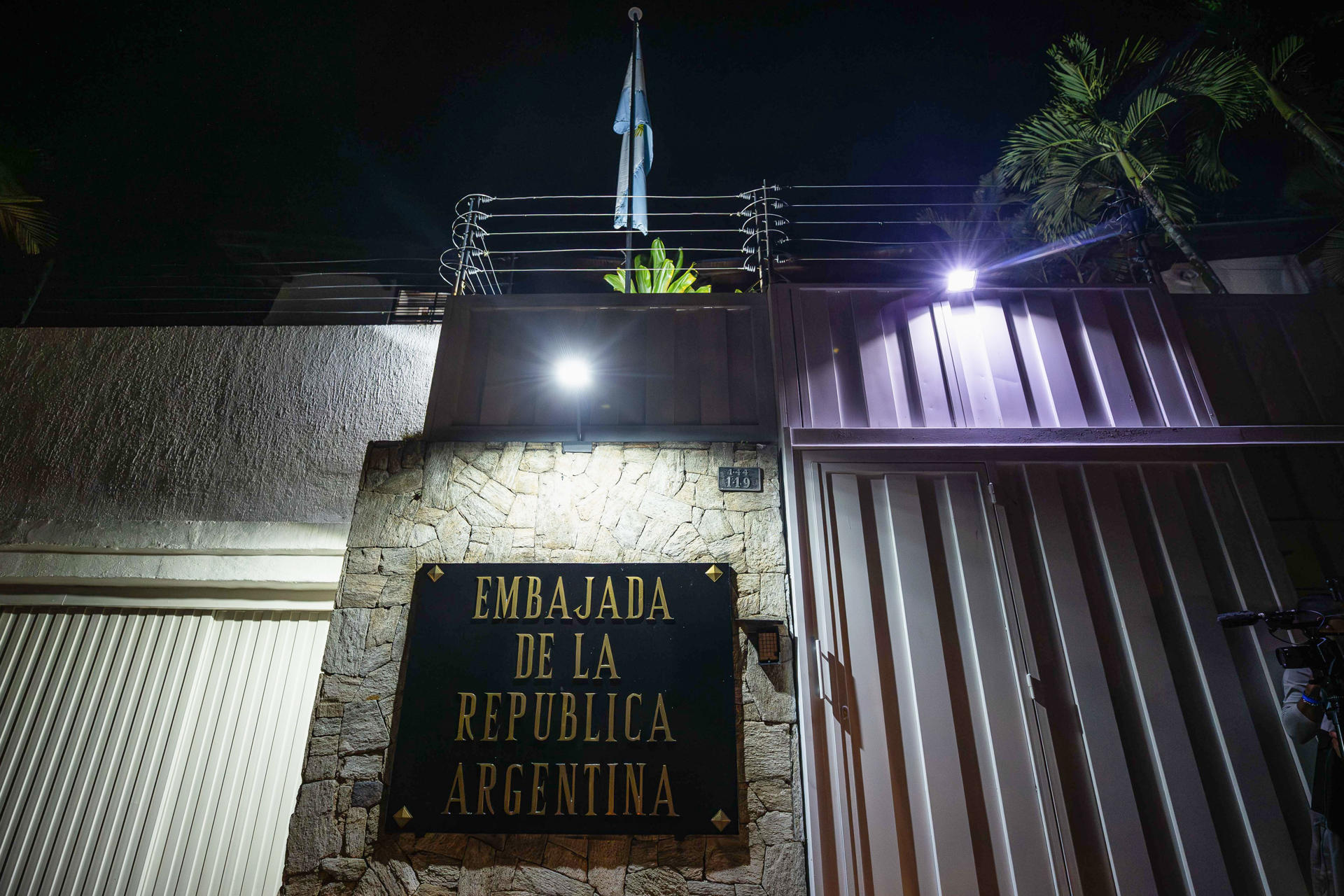 EN VIDEO: El hostigamiento nocturno de las fuerzas del chavismo contra la Embajada de Argentina en Caracas