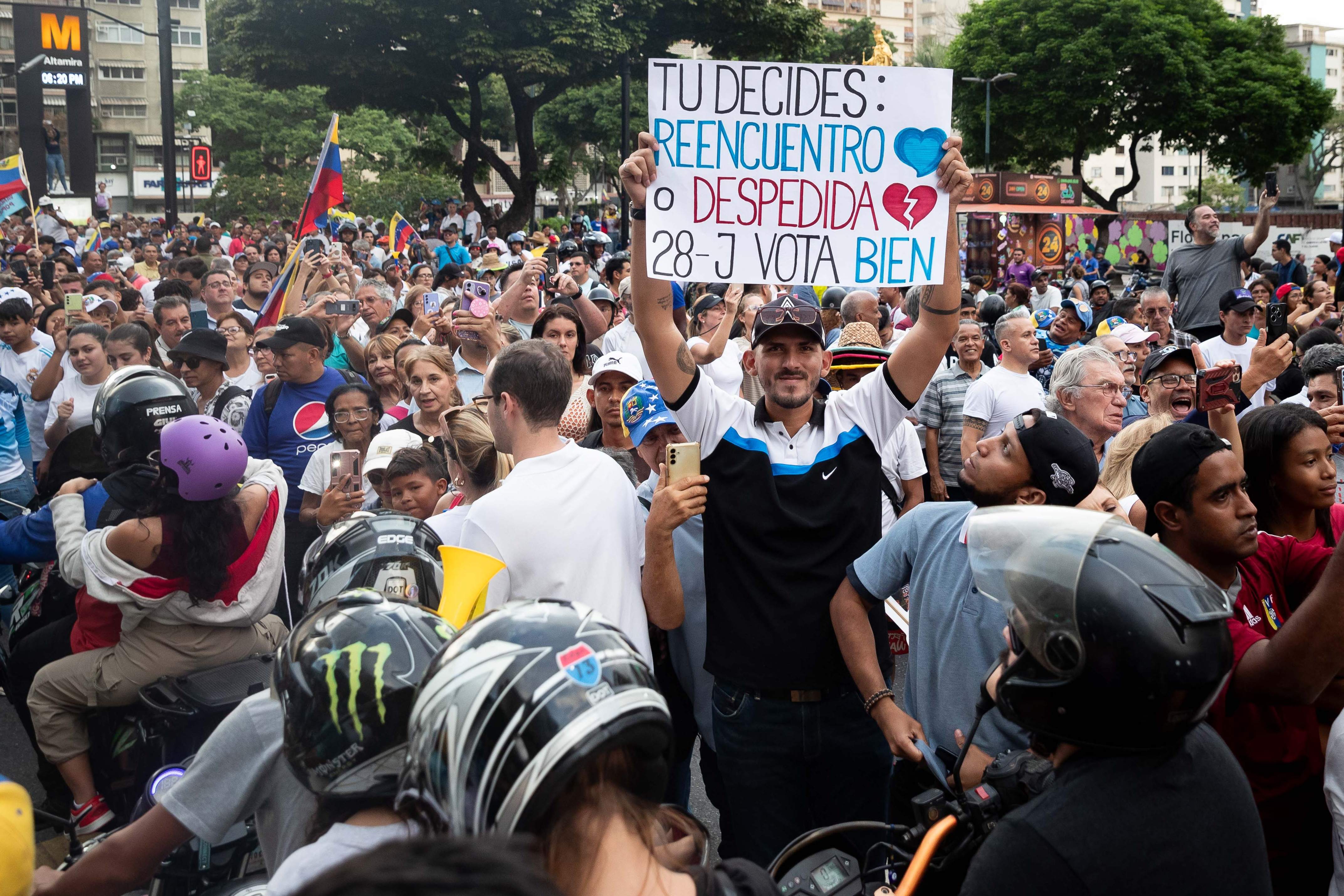 Miles de venezolanos salieron a la calle para apoyar a sus candidatos en el inicio de la campaña presidencial