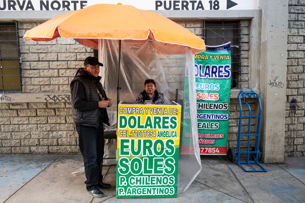“Estamos mal”: crece el malestar en Bolivia por la escasez de combustible y dólares