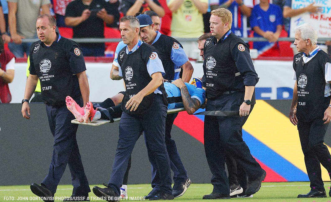 Maxi Araújo salió en camilla por traumatismo craneal durante el partido de Uruguay