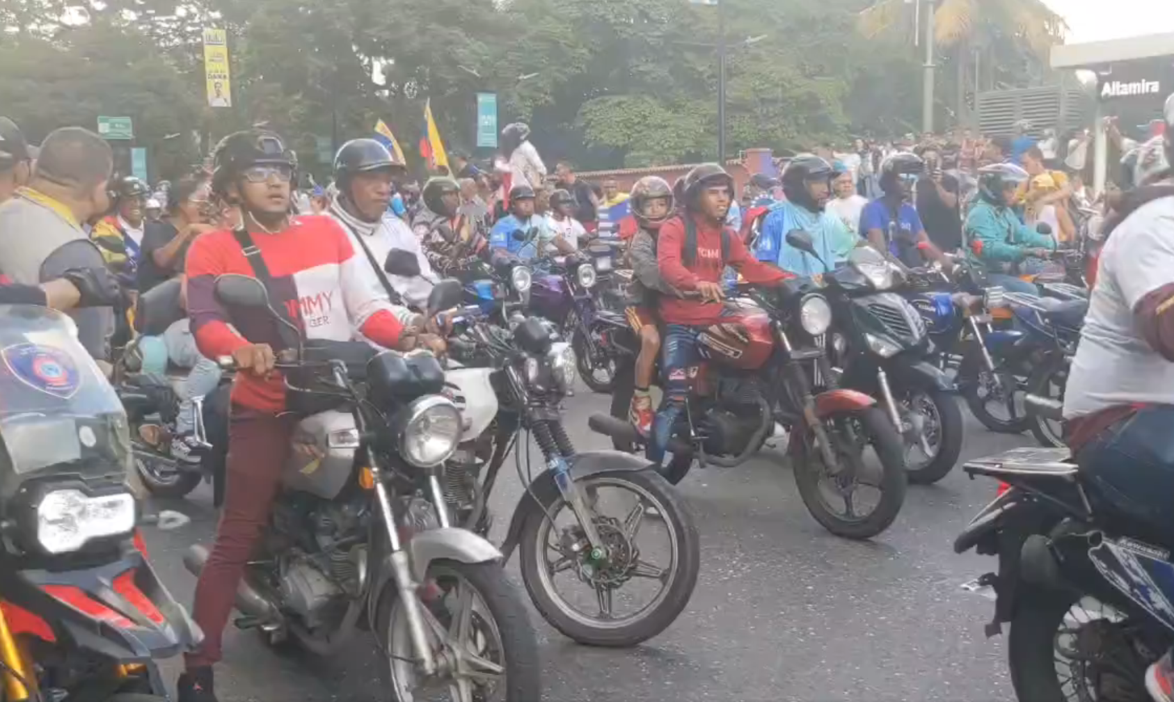 VIDEO: colectivos chavistas rompieron barrera de la PNB para provocar a opositores con motopiruetas