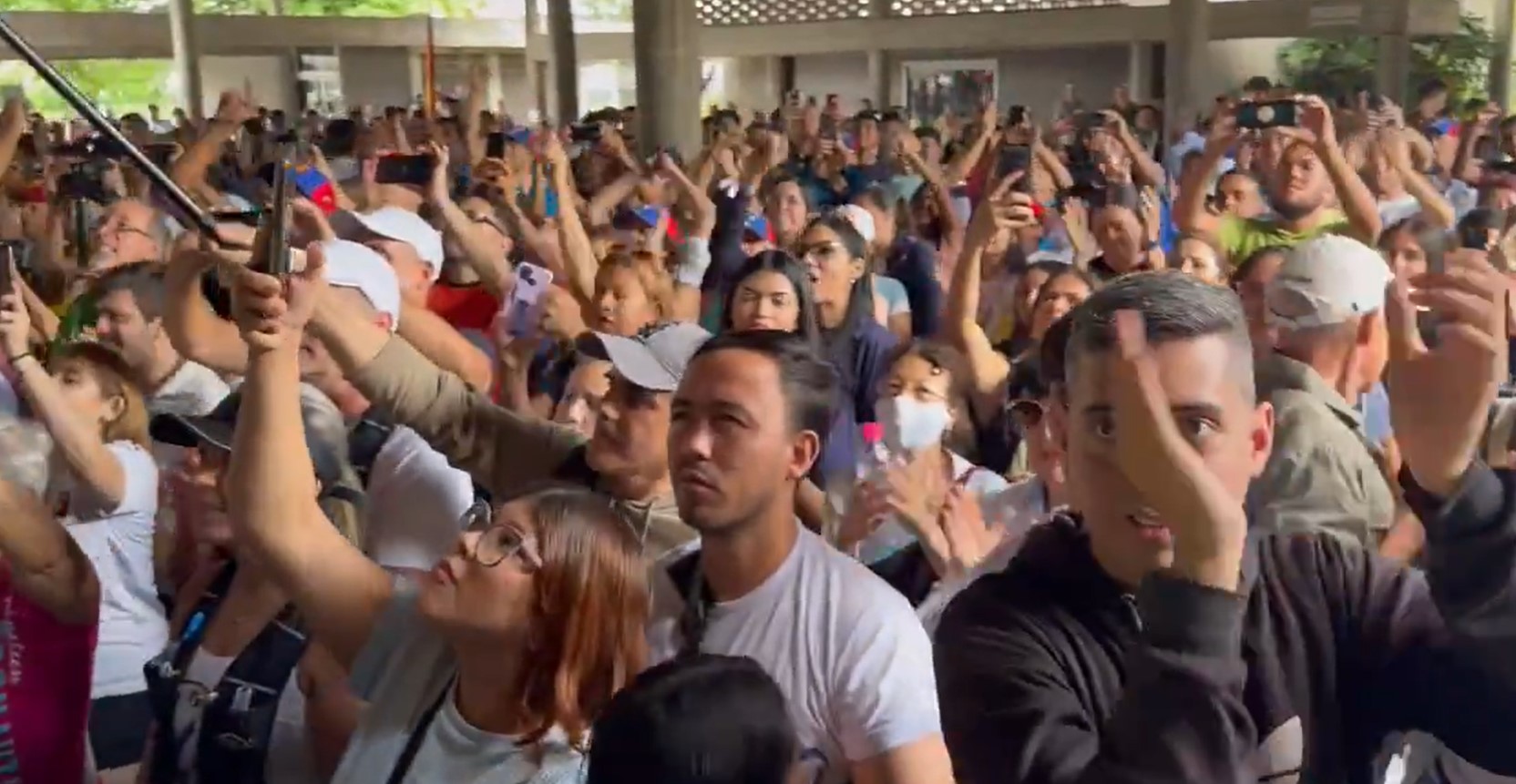 Cantó la UCV: “Hay que votar, hay que votar, hay que votar para sacar a Nicolás” (VIDEO)