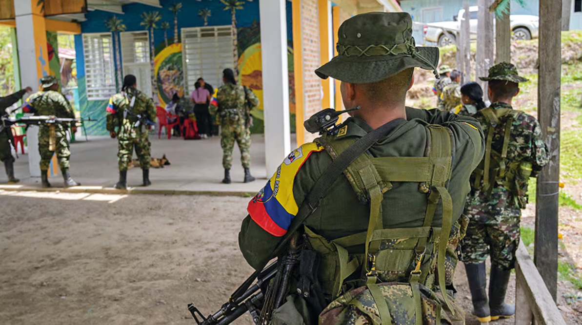 Soldados colombianos fueron atacados con cilindro bomba al descubrir millonario negocio de “Iván Mordisco”