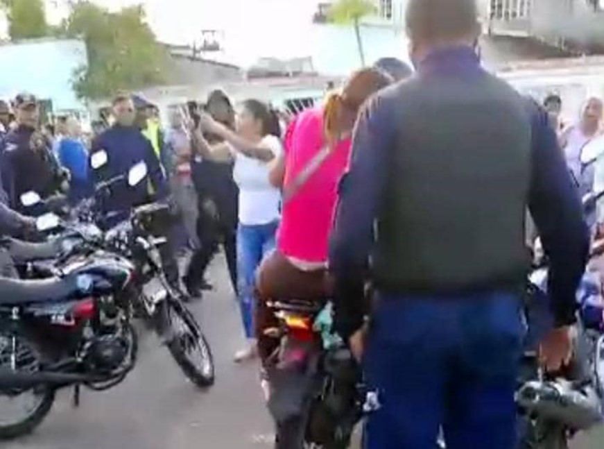 Ciudadanos presionaron para que chavista abusadora abandonara centro electoral en Apure