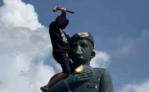 En VIDEO: estatuas de Hugo Chávez caen en toda Venezuela para no erigirse nunca más