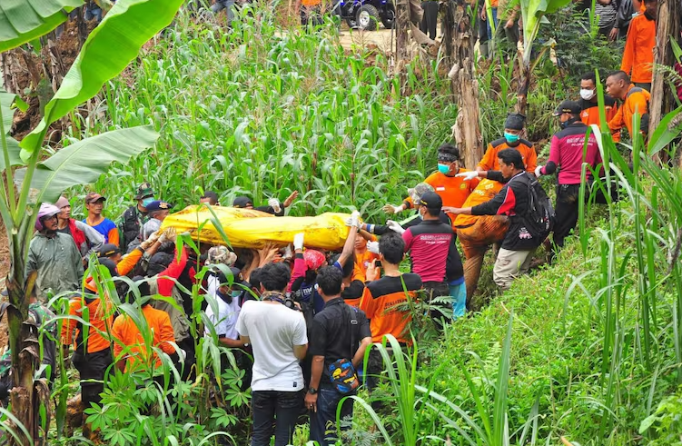Indonesia retoma la misión de búsqueda y rescate para 39 desparecidos por una avalancha