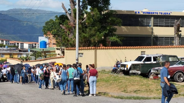 Merideños siguen en sus colas esperando su turno para votar este #28Jul