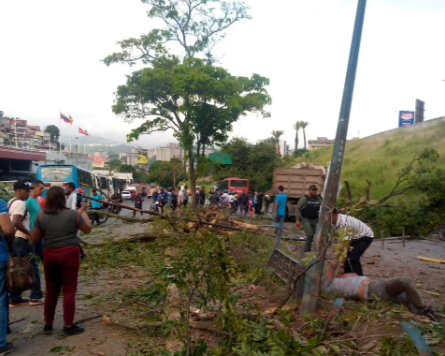 Accidente de tránsito en La Urbina deja al menos cuatro heridos este #27Jul (Imágenes)